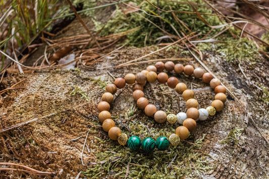 Reiki energetisiertes Armband Malachit / helles Holz / Messingperlen