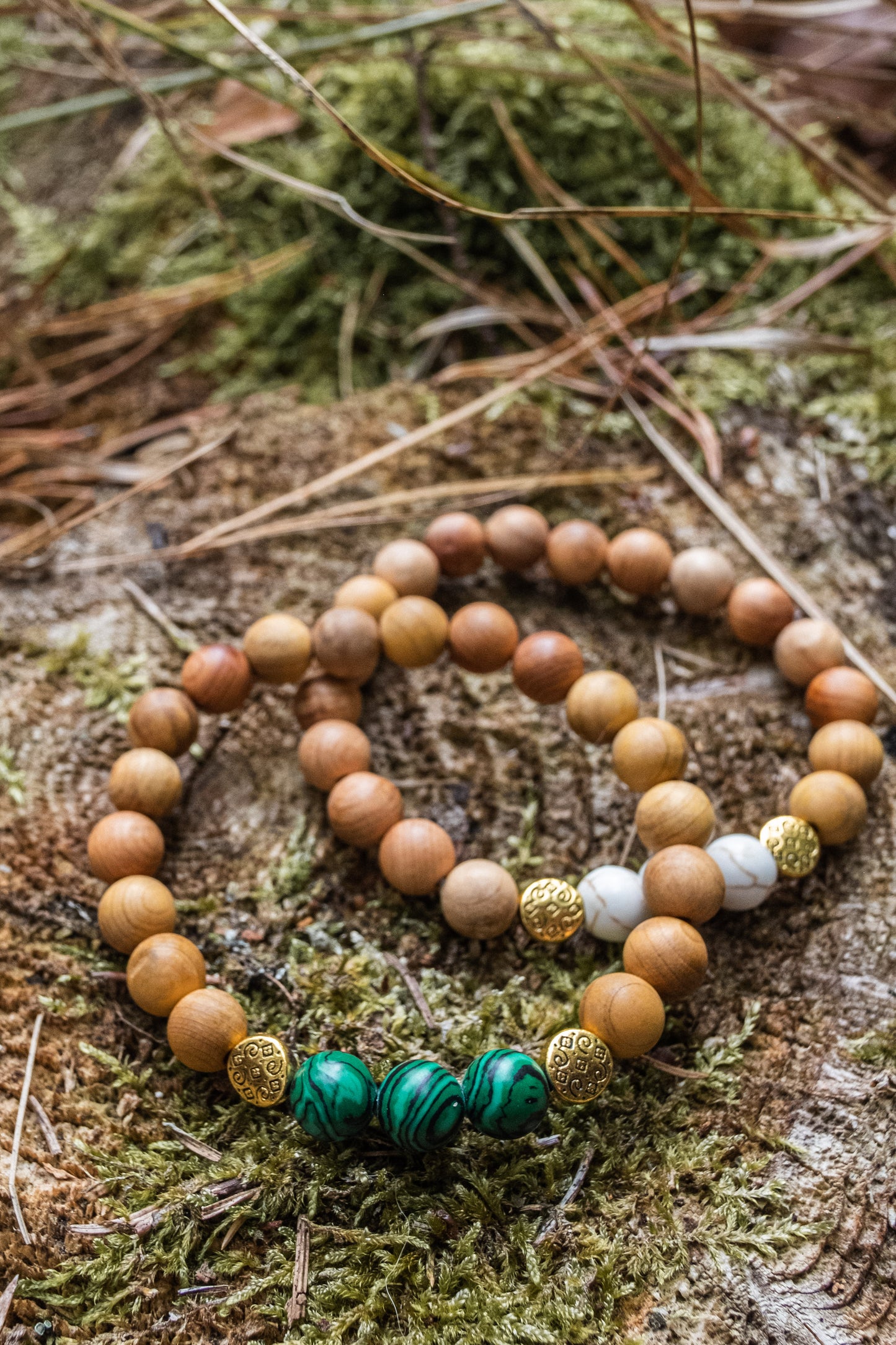 Reiki energetisiertes Armband Malachit / helles Holz / Messingperlen