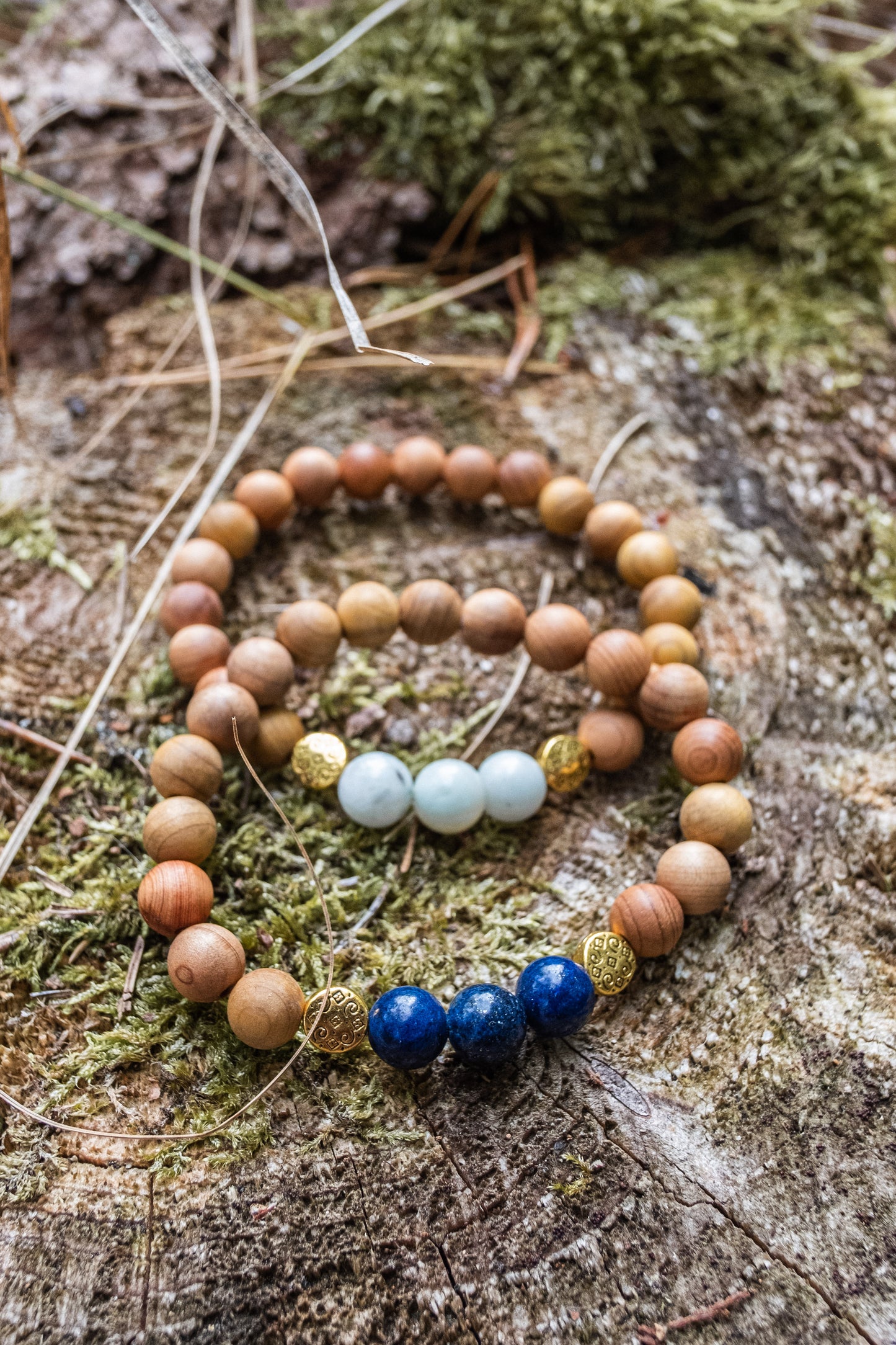 Reiki energetisiertes Armband Lapislazuli / helles Holz / Messingperlen