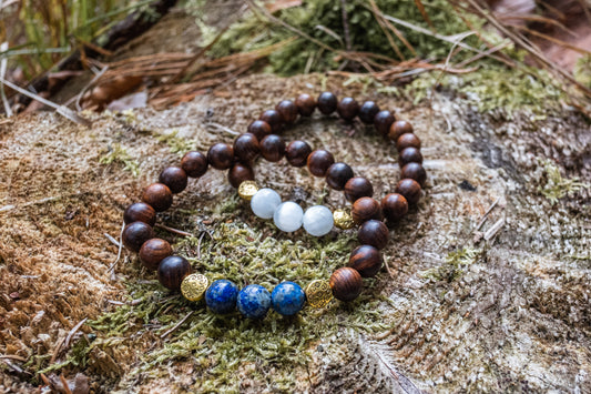 Reiki energetisiertes Armband Lapislazuli / dunkles Holz / Messingperlen