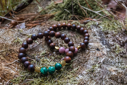 Reiki energetisiertes Armband Malachit / dunkles Holz / Messingperlen