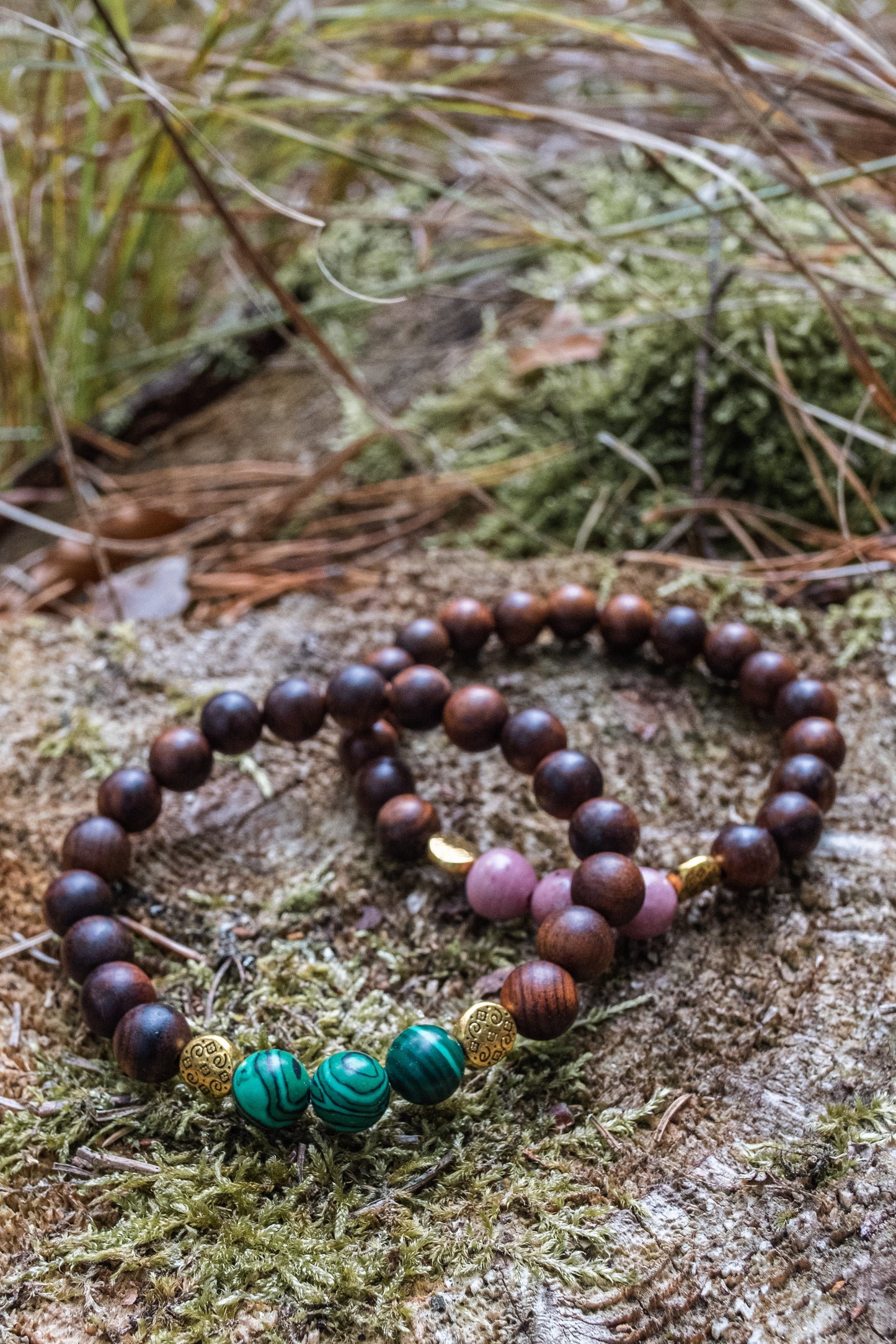 Reiki energetisiertes Armband Malachit / dunkles Holz / Messingperlen