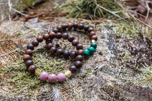 Reiki energetisiertes Armband Rhodonit / dunkles Holz / Messingperlen