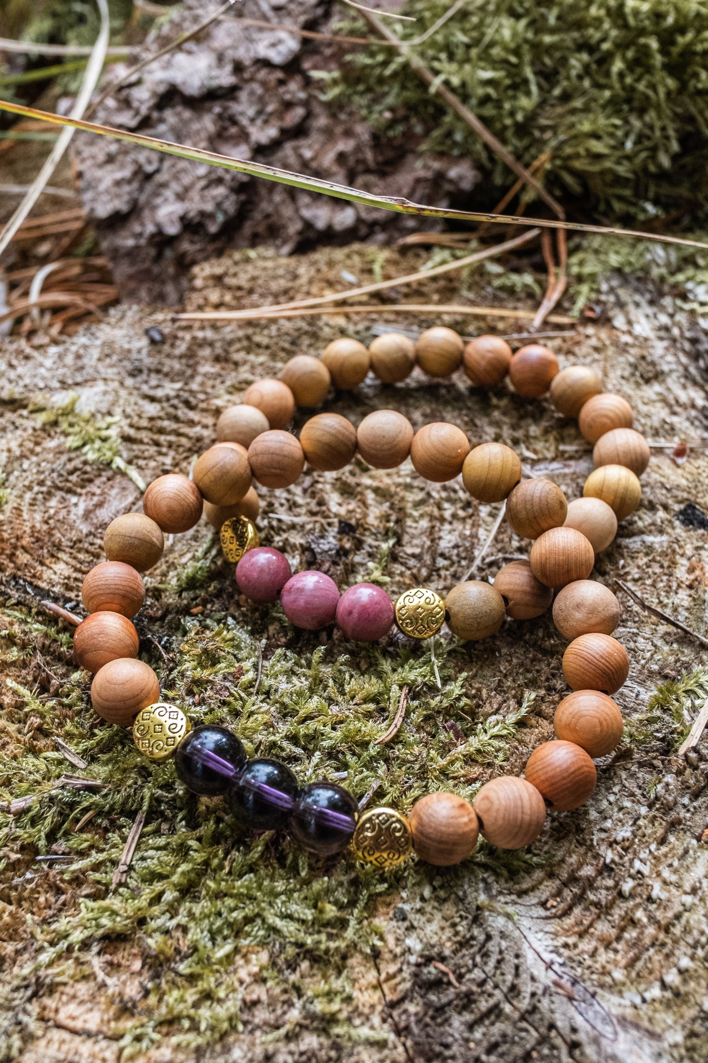 Reiki energetisiertes Armband Amethyst / Holz hell / Messingperlen